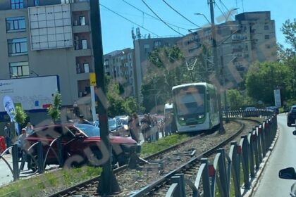 breaking linia 41 blocata in urma unui accident o masina a rupt gardul si a ramas de a curmezisul pe sine afectat sensul spre piata presei 6a0afad2d8e0c