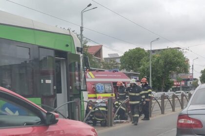 foto accident grav pe soseaua colentina unde linia 21 este blocata martor o persoana ar fi fost lovita de tramvai 69ff09717f99f