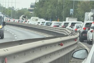 foto dn1 blocat pe sensul catre baneasa din cauza unui accident s a produs langa liceului francez 69ff097a025d8