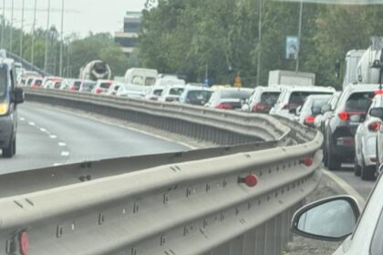 foto dn1 blocat pe sensul catre baneasa din cauza unui accident s a produs langa liceului francez 69ff097a025d8
