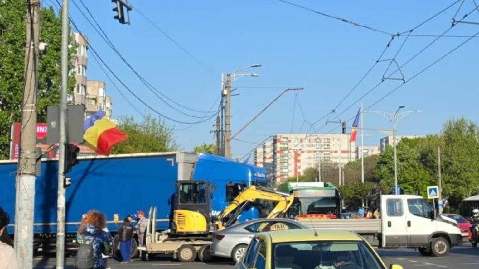 foto mai inuman ca de obicei pe iuliu maniu dupa cu accident cu tir vs autoutilitara in intersectie la pacii 69f85f33366bc
