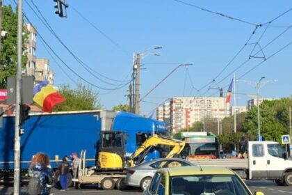 foto mai inuman ca de obicei pe iuliu maniu dupa cu accident cu tir vs autoutilitara in intersectie la pacii 69f85f33366bc