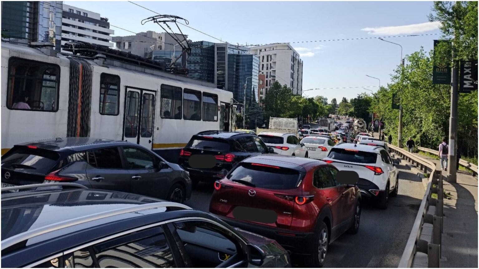 foto nordul bucurestiului e blocat se circula bara la bara in aceasta seara in zona baneasa aviatiei un bucurestean spune care e cauza e expozitia bsda la romaero 6a05e84c7566d