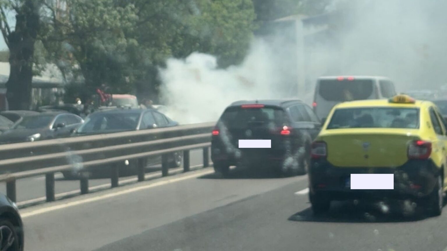 foto o masina a luat foc pe dn1 langa liceul francez traficul e de cosmar pe sensul dinspre bucuresti spre otopeni 69fb1e50a5014