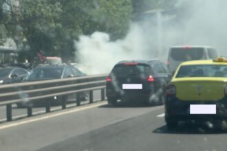 foto o masina a luat foc pe dn1 langa liceul francez traficul e de cosmar pe sensul dinspre bucuresti spre otopeni 69fb1e50a5014