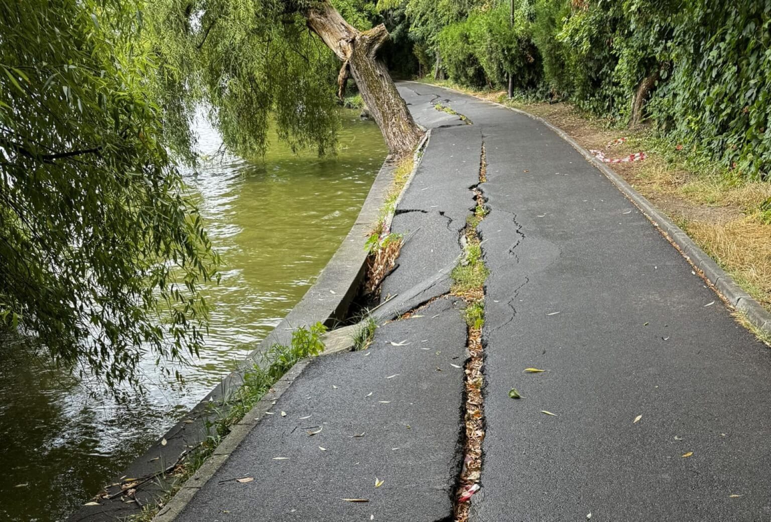 incepe renovarea parcului herastau dupa 9 ani de hartii 4 primari si 3 cifre diferite pentru acelasi contract lacul se goleste in 3 saptamani 6a0709dbed75e