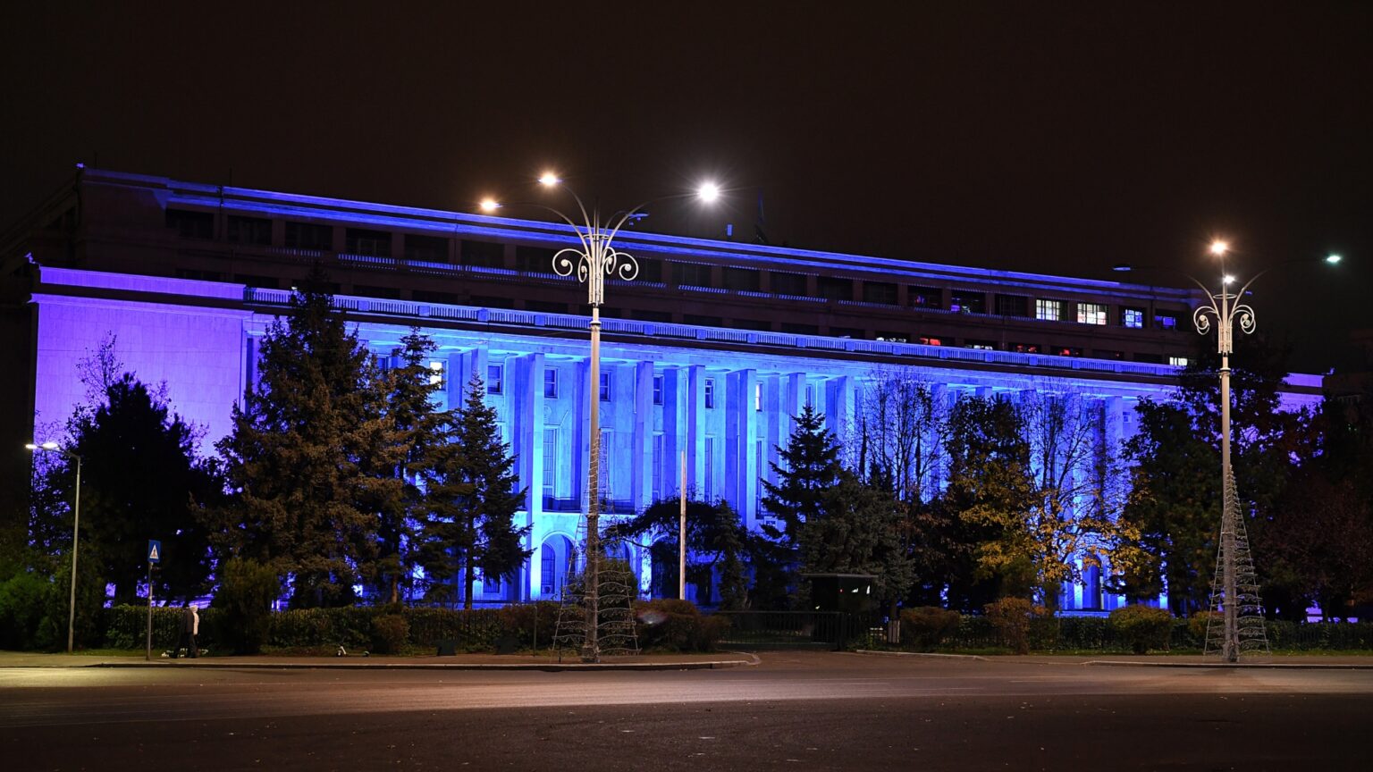 palatul victoria va fi iluminat in culorile steagului uniunii europene se implinesc 19 ani de la aderarea romaniei la ue 69ff50edf29a4