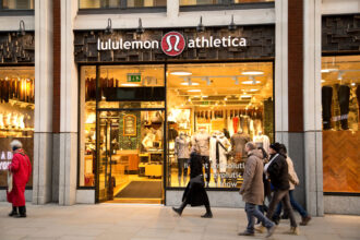 primul magazin lululemon se deschide in iunie in baneasa shopping city brandul aduce la bucuresti articole pentru yoga golf sau alte sporturi 69fb104dc0daa