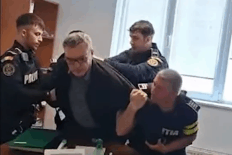 situatie la limita dintre neverosimil si amuzant la garda forestiera bucuresti seful schimbat a luat cheile de la biroul inspectorului sef si de la niste dulapioare 69f9fa72e9e85