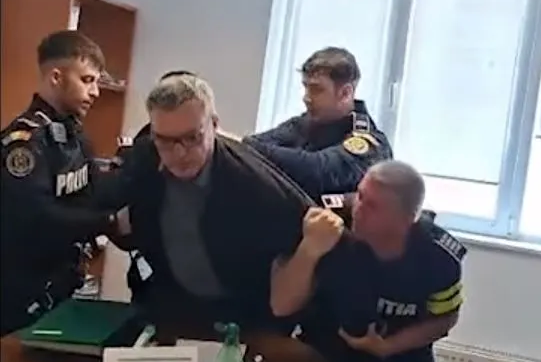 situatie la limita dintre neverosimil si amuzant la garda forestiera bucuresti seful schimbat a luat cheile de la biroul inspectorului sef si de la niste dulapioare 69f9fa72e9e85