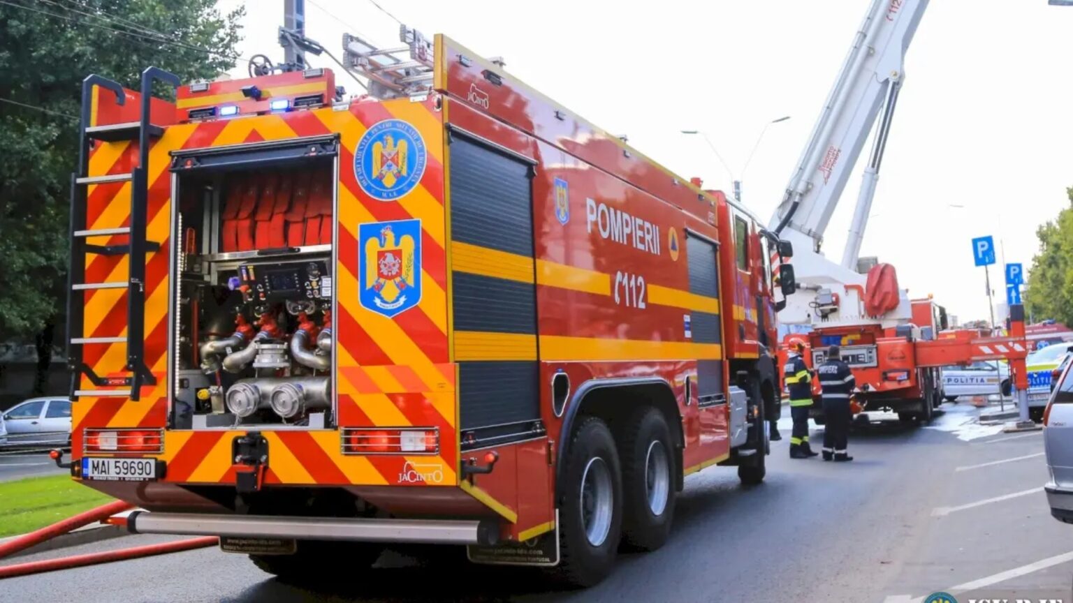 un incendiu a izbucnit intr un bloc de pe bd dinicu golescu o persoana cu arsuri a fost scoasa inconstienta de pompieri din apartamentul in flacari 69fb488d7d799