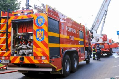 un incendiu a izbucnit intr un bloc de pe bd dinicu golescu o persoana cu arsuri a fost scoasa inconstienta de pompieri din apartamentul in flacari 69fb488d7d799