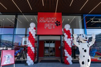 un nou hipermarket pentru pisici catei si porumbei se deschide in bucuresti in berceni maxi pet emil racovita surprize la inaugurare pentru stapanii de animale 69fc6e9903bfb
