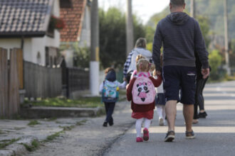 video alocatia pentru copii ar putea fi impartita in doua suma totata va fi mai mare dar este conditionata de prezenta la scoala 69f84f099deee