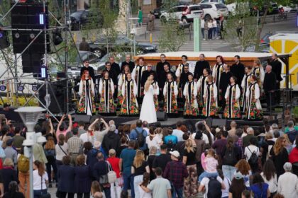 video f09f8cba 5 000 de oameni au participat la concertul sustinut de corul madrigal in piata matache festivalul bujorului continua si azi 6a099ddb09a67